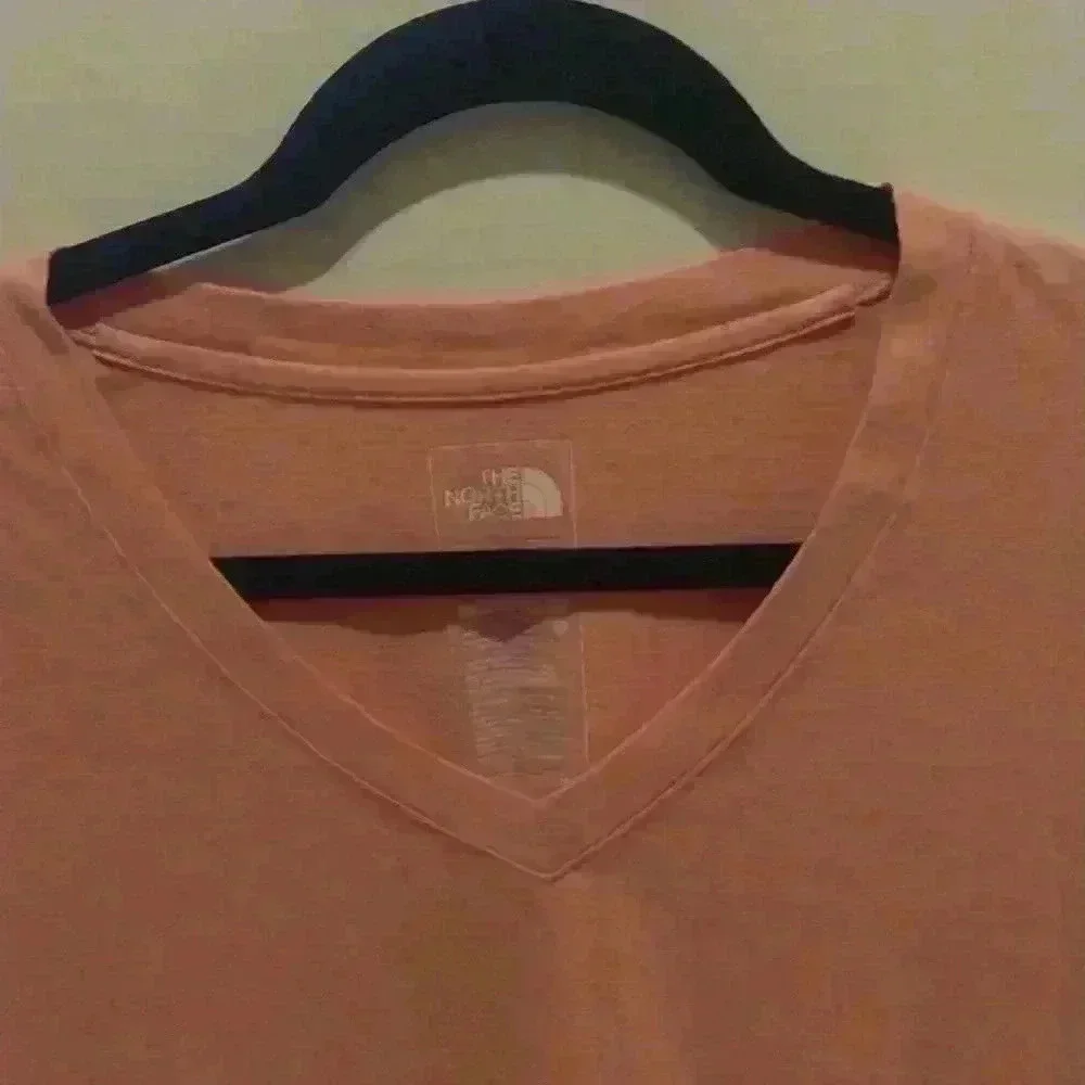 The North Face T-Shirt Womens Large Pink Relaxed Fit V-Neck Short Sleeve Casual - Picture 8 of 8